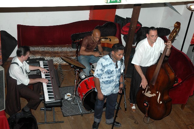 min 2006 10 03 latino 093